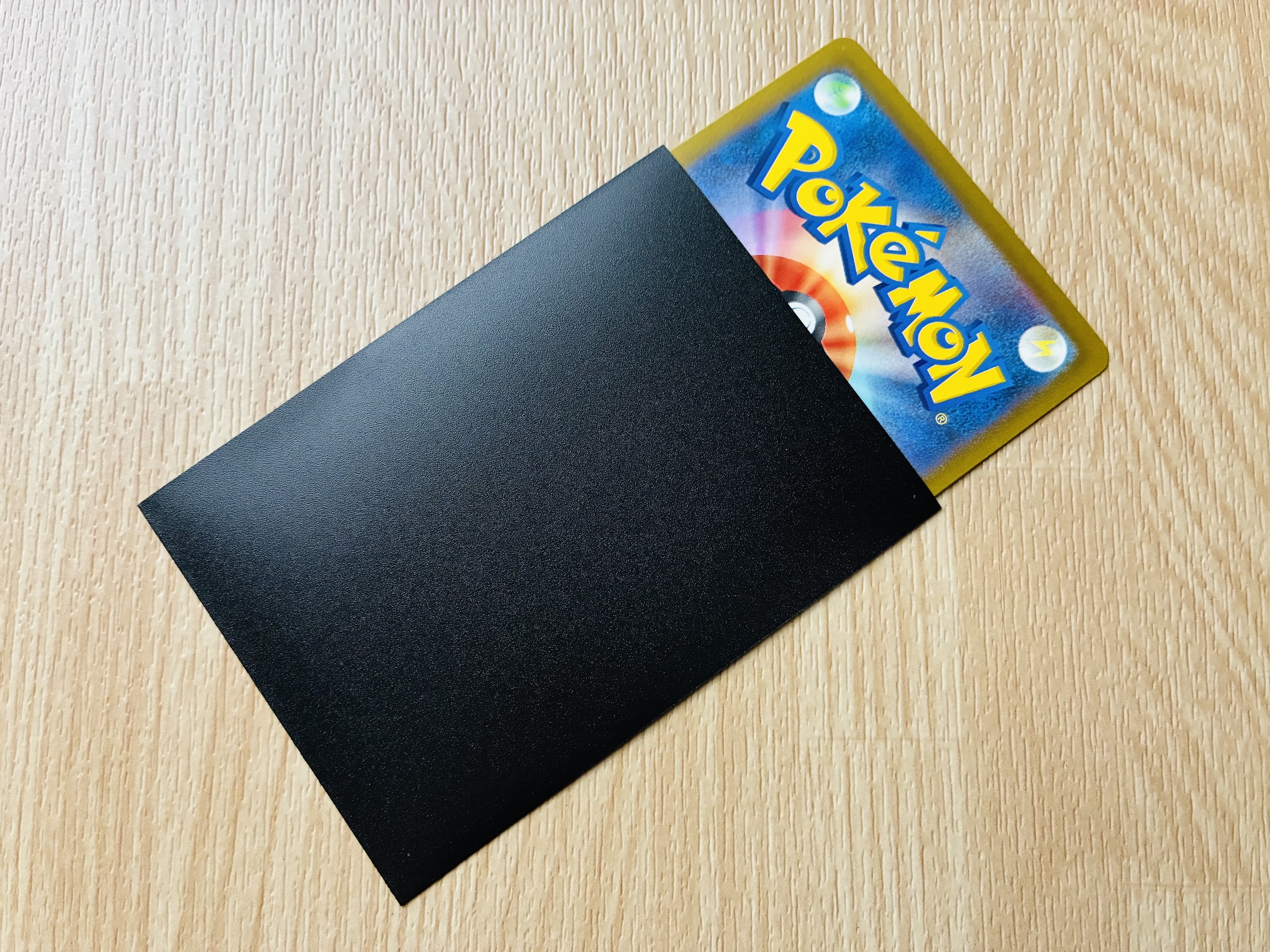 さっそくポケカを入れてみました。裏面はエンボス加工で多少のザラつきがありますが、違和感などはありません。